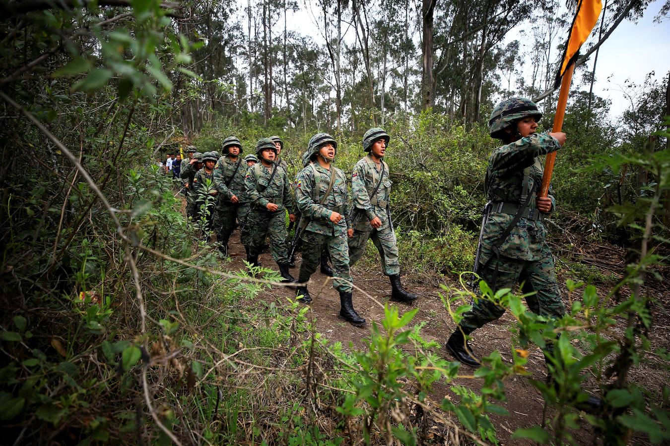 200 ecuatorianas se calzaron las botas y se convirtieron este año en las primeras reclutas del Ejército en Ecuador, un país donde la equidad de género es una deuda social que se va saldando lentamente. Por otro lado, jóvenes nepalesas participan en una clase de educación física en Kathmandú, donde el regimiento de élite de la Brigada de Gurkhas del Ejército británico contará con las primeras reclutas a partir del año 2020.