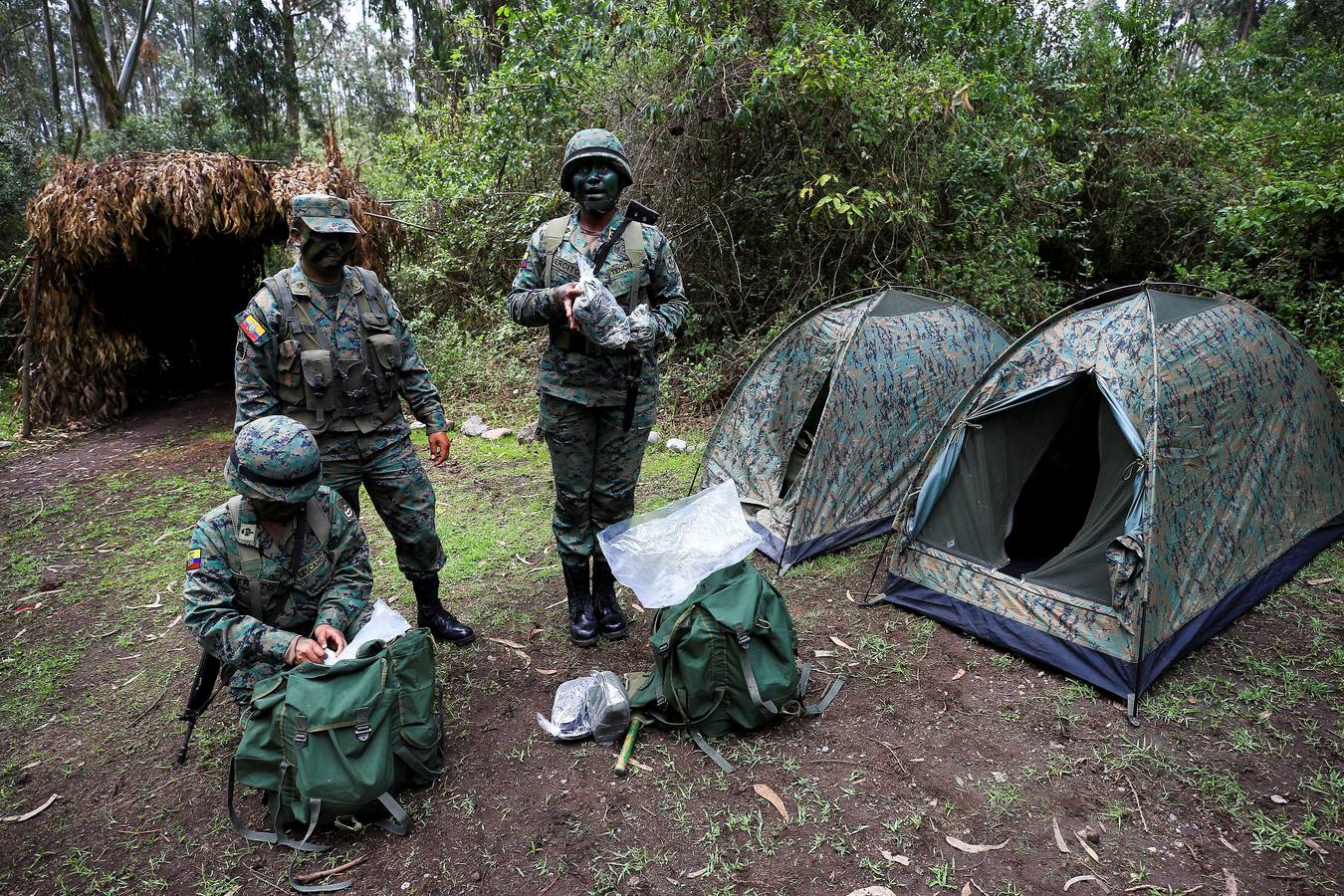 200 ecuatorianas se calzaron las botas y se convirtieron este año en las primeras reclutas del Ejército en Ecuador, un país donde la equidad de género es una deuda social que se va saldando lentamente. Por otro lado, jóvenes nepalesas participan en una clase de educación física en Kathmandú, donde el regimiento de élite de la Brigada de Gurkhas del Ejército británico contará con las primeras reclutas a partir del año 2020.