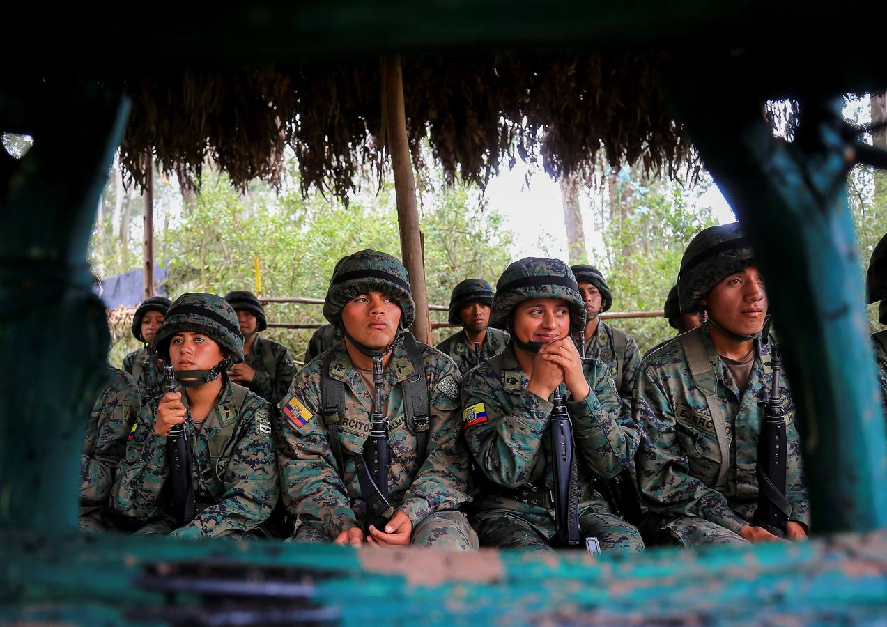 200 ecuatorianas se calzaron las botas y se convirtieron este año en las primeras reclutas del Ejército en Ecuador, un país donde la equidad de género es una deuda social que se va saldando lentamente. Por otro lado, jóvenes nepalesas participan en una clase de educación física en Kathmandú, donde el regimiento de élite de la Brigada de Gurkhas del Ejército británico contará con las primeras reclutas a partir del año 2020.