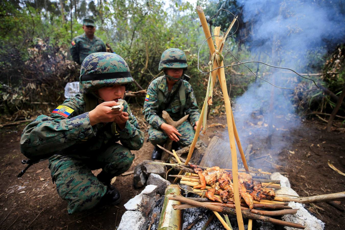 200 ecuatorianas se calzaron las botas y se convirtieron este año en las primeras reclutas del Ejército en Ecuador, un país donde la equidad de género es una deuda social que se va saldando lentamente. Por otro lado, jóvenes nepalesas participan en una clase de educación física en Kathmandú, donde el regimiento de élite de la Brigada de Gurkhas del Ejército británico contará con las primeras reclutas a partir del año 2020.