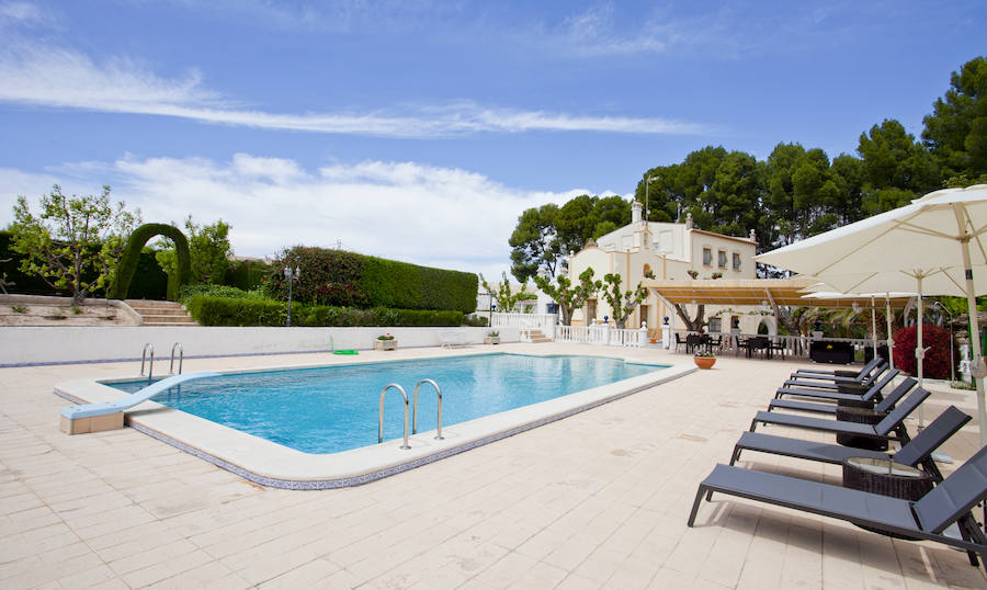 Vista de la piscina y terraza de la Casa de la Campana. 