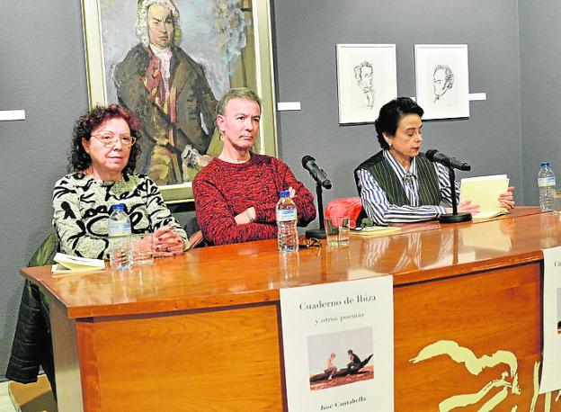 José Cantabella, ayer, entre Mercedes Imbernón y Juana Marín. 