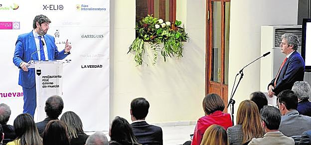 Fernando López Miras responde a las preguntas formuladas por el director de 'La Verdad', Alberto Aguirre, durante su intervención en el Foro Nueva Murcia. :: vicente Vicéns /AGM