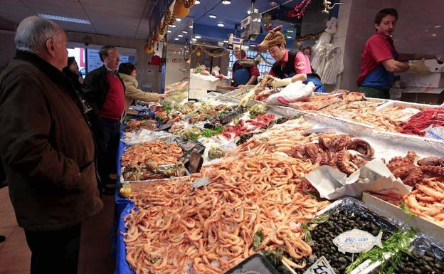 Los consumidores ultiman sus compras antes de la cena de Nochevieja, en una imagen de archivo.