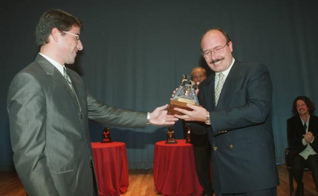 El astrofísico Rafael Rebolo recibe el premio Los Mejores de 'La Verdad' 1999.