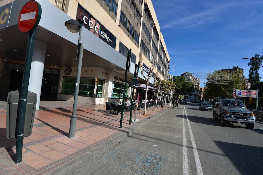 Un equipo de 'La Verdad' ha querido comprobar en un vídeo si es posible atravesar de sur a norte la ciudad en bicicleta, atravesando las calles más céntricas del municipio utilizando solo las infraestructuras que aún se encuentran en ejecución