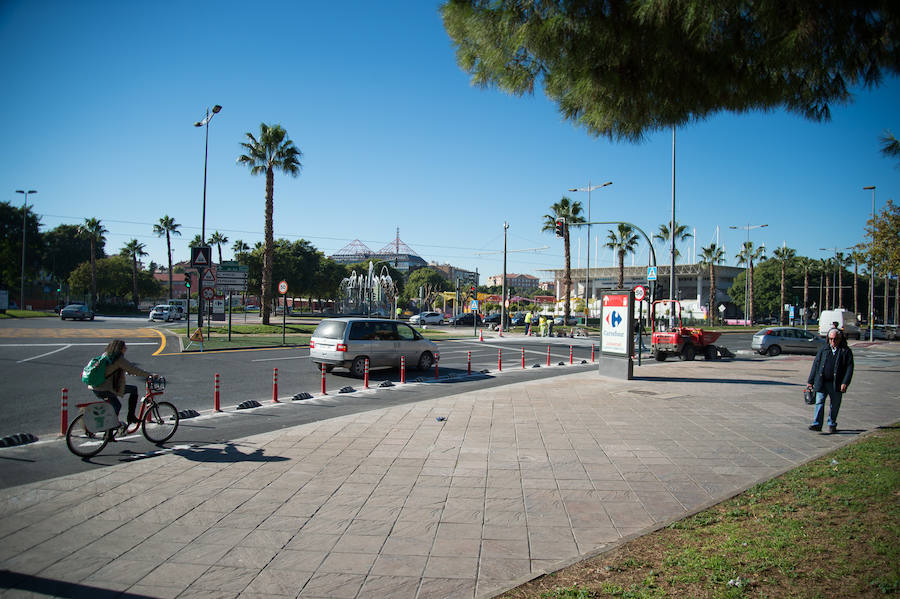 Un equipo de 'La Verdad' ha querido comprobar en un vídeo si es posible atravesar de sur a norte la ciudad en bicicleta, atravesando las calles más céntricas del municipio utilizando solo las infraestructuras que aún se encuentran en ejecución