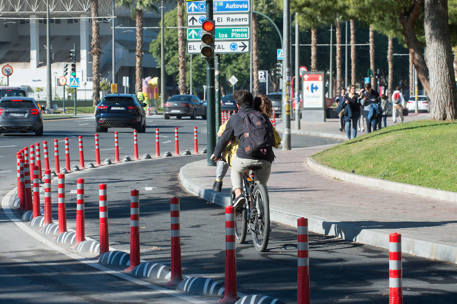 Un equipo de 'La Verdad' ha querido comprobar en un vídeo si es posible atravesar de sur a norte la ciudad en bicicleta, atravesando las calles más céntricas del municipio utilizando solo las infraestructuras que aún se encuentran en ejecución