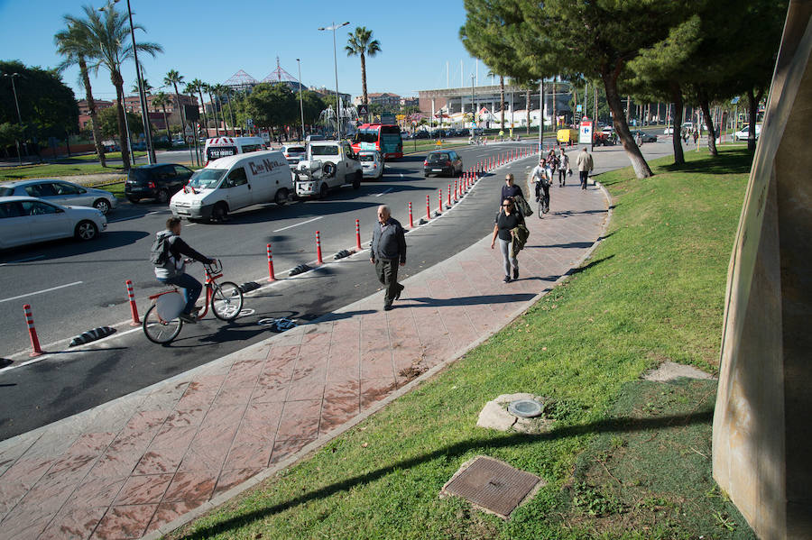 Un equipo de 'La Verdad' ha querido comprobar en un vídeo si es posible atravesar de sur a norte la ciudad en bicicleta, atravesando las calles más céntricas del municipio utilizando solo las infraestructuras que aún se encuentran en ejecución