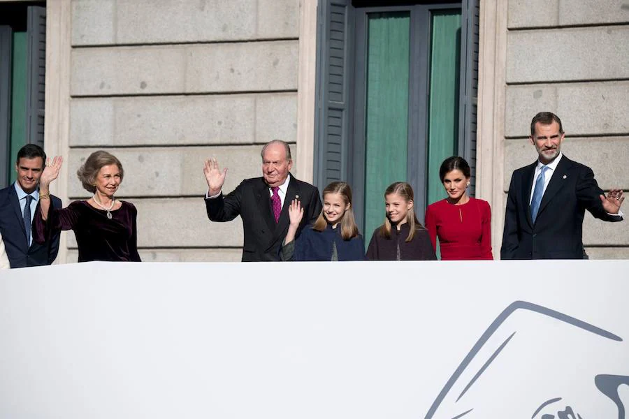 Los Reyes, Felipe y Letizia, sus hijas, Leonor y Sofía y los Reyes eméritos Juan Carlos y Sofía, saludan a su llegada al Congreso.