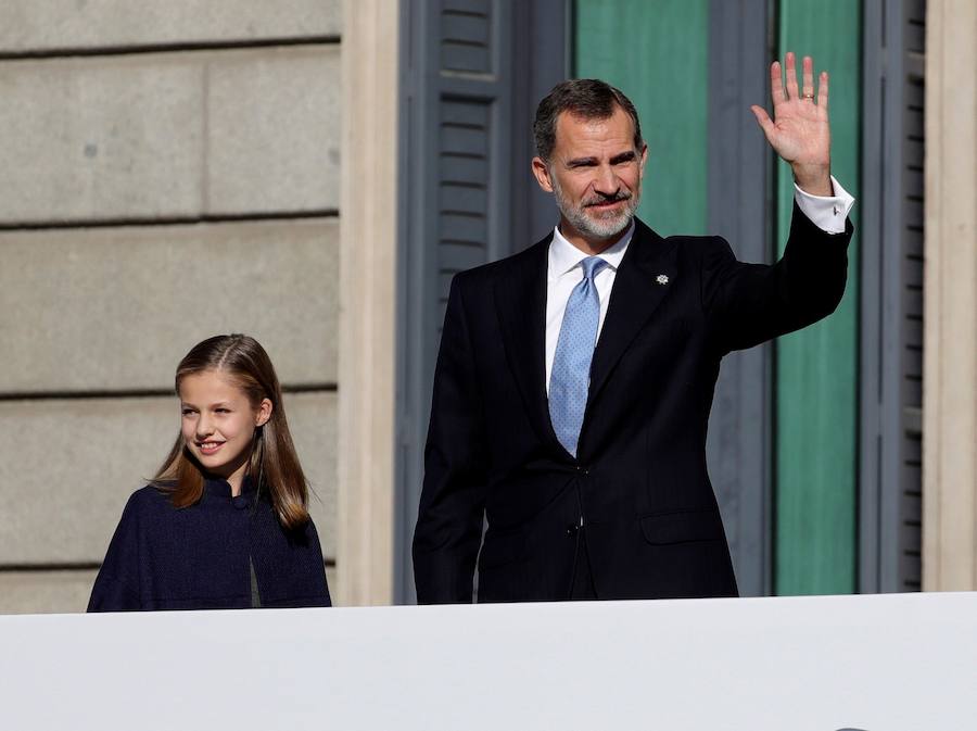 El Rey Felipe VI, junto a la princesa Leonor, en el exterior del Congreso de los Diputados.