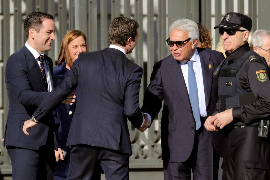 Pablo Casado estrecha la mano de Felipe González en presencia de Teodoro García.