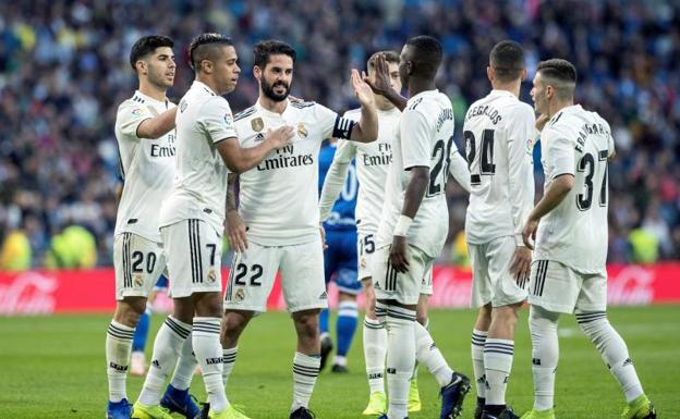 Isco celebra uno de sus goles con sus compañeros. 