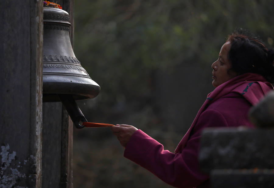 Los fieles hindúes nepalíes encienden lámparas de aceite y siembran siete tipos de semillas alrededor de las instalaciones del templo en nombre de los familiares difuntos.