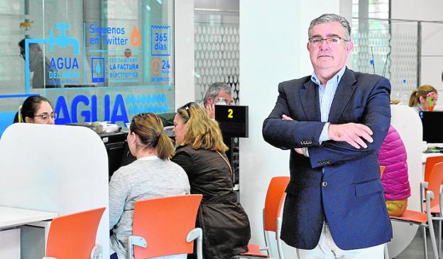 El director gerente de Emuasa, José Albaladejo, en el área de clientes.