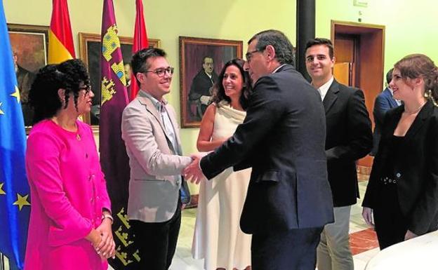 El rector José Luján felicita a los premiados. 