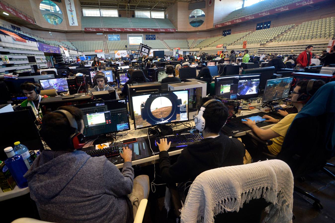 Los participantes disfurtan de la mayor vellocidad de navegación por internet además de casi un centenar de actividades en el Palacio de los Deportes 