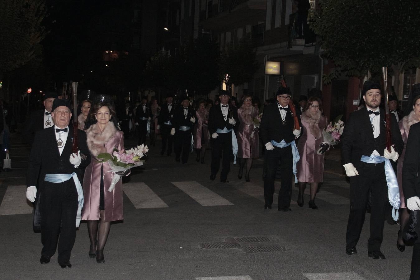 Miles de asistentes disfrutan de uno de los días grandes con la llegada de la Virgen. Los arcabuceros dispararon cientos de kilos de pólvora para conmemorar un ritual que cuenta con 375 años