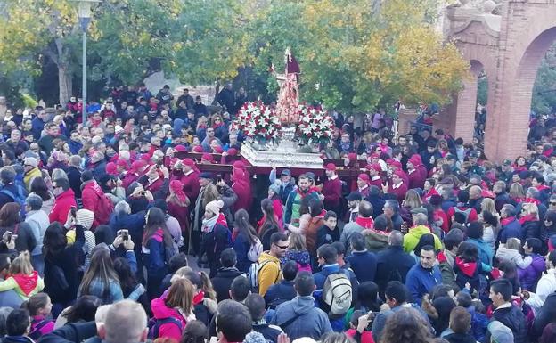 Miles de vecinos y visitantes acompañan a Santa Eulalia de Mérida en Romería, en una jornada festiva. 