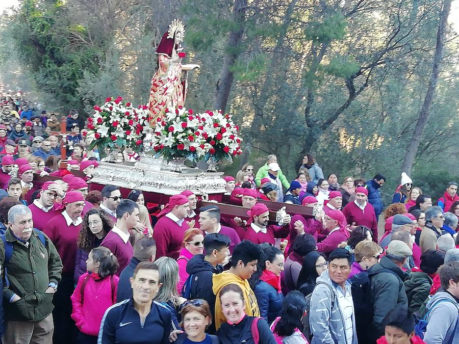 Más de 14.000 personas participan en la tradicional bajada en romería desde el santuario