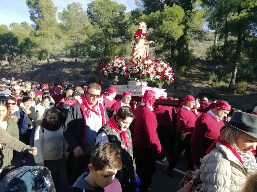 Más de 14.000 personas participan en la tradicional bajada en romería desde el santuario