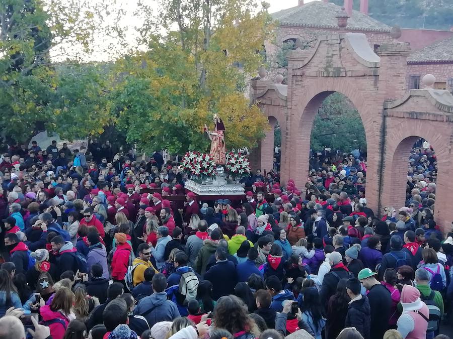 Más de 14.000 personas participan en la tradicional bajada en romería desde el santuario