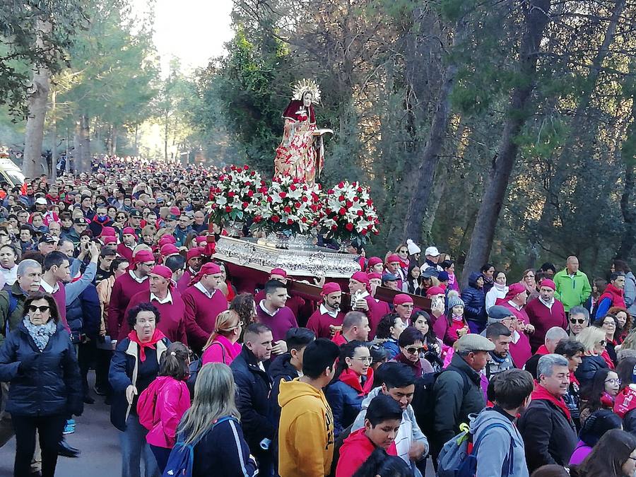 Más de 14.000 personas participan en la tradicional bajada en romería desde el santuario