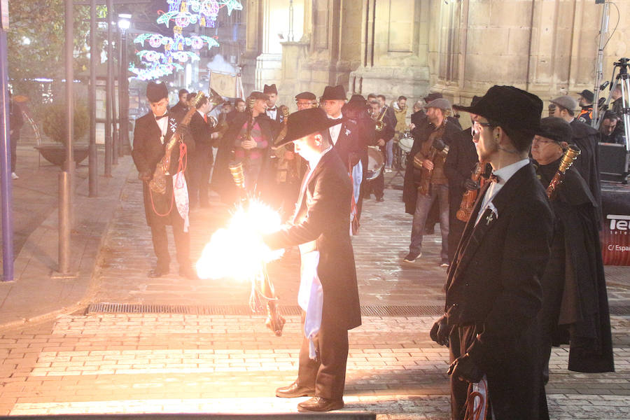 La procesión de la Patrona, los nuevos nombramientos y los fuegos artificiales cautivan al público en el día grande de las fiestas