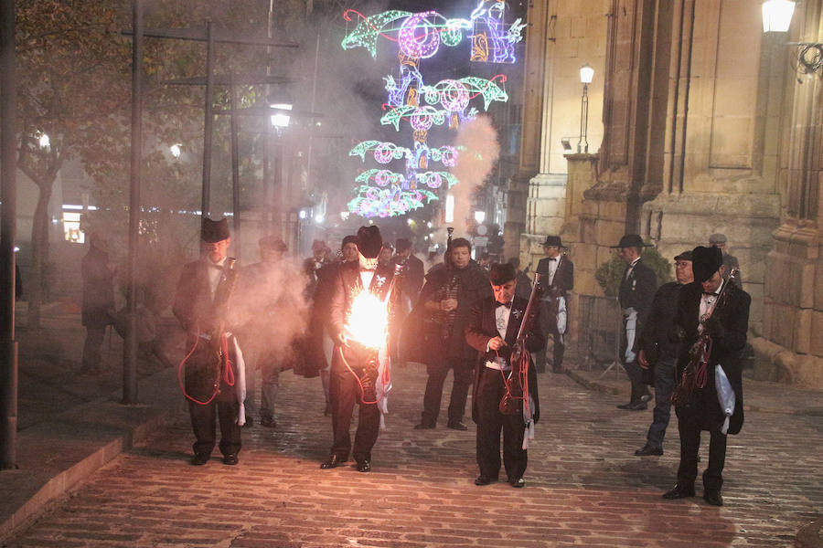 La procesión de la Patrona, los nuevos nombramientos y los fuegos artificiales cautivan al público en el día grande de las fiestas