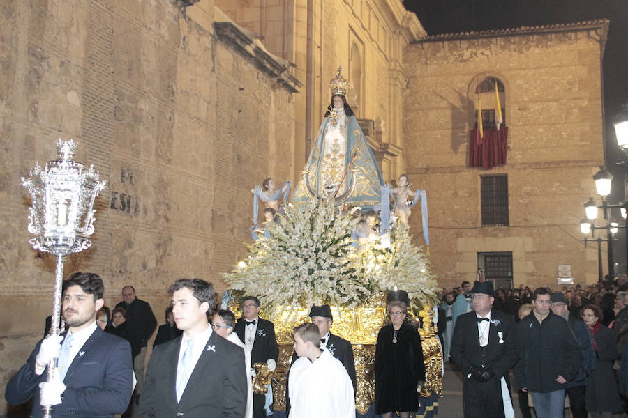 La procesión de la Patrona, los nuevos nombramientos y los fuegos artificiales cautivan al público en el día grande de las fiestas