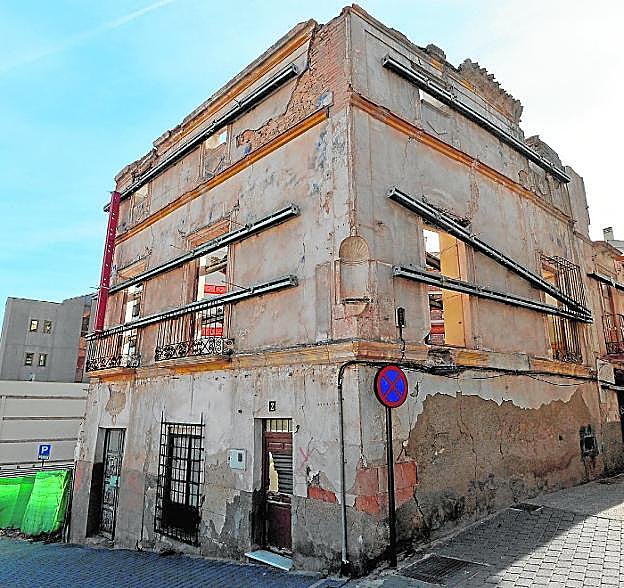 Edificio que mantiene únicamente en pie sus fachadas en la Puerta de San Ginés, junto al Centro de Visitantes.