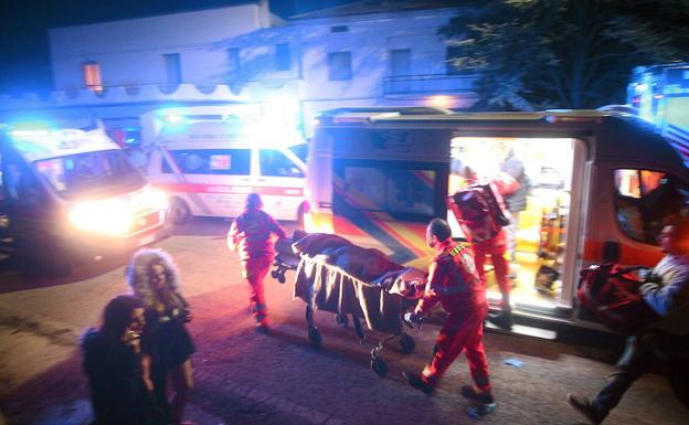 Los rescatistas ayudan a las personas heridas fuera del club nocturno 'Lanterna Azzurra' en Corinaldo, cerca de Ancona.