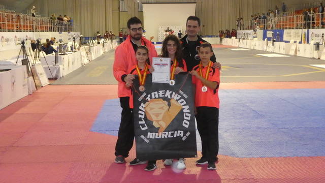 Elena Martínez, Elena Ruiz y Pablo Pastor fueron los representantes de la entidad murciana, que consiguió una medalla de plata y dos de bronce