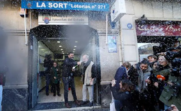 Celebración en la puerta de una administración de Barcelona.