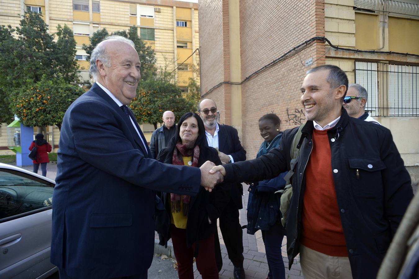 El exseleccionador nacional de fútbol visita el barrio y da su aval a la iniciativa, el mismo día en que el promotor ha dado un cheque a la Federación de Asociaciones de Plena Inclusión, a la que ha prometido ceder tres bajos comerciales