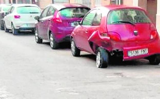 Uno de los turismos que resultó embestido por los ladrones. 