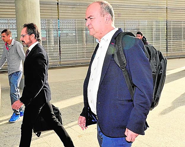 Francisco José González Zapater, a la derecha, junto al letrado Melecio Castaño. 