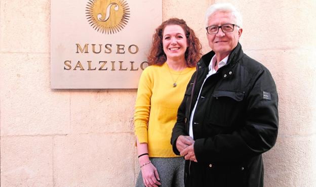 La investigadora Elena Escribano Gonzálvez y el pintor Zacarías Cerezo, ayer, frente al Museo Salzillo de Murcia. 