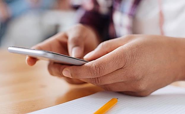 Un padre se hace pasar por un adolescente para pedir fotos desnuda a su propia hija