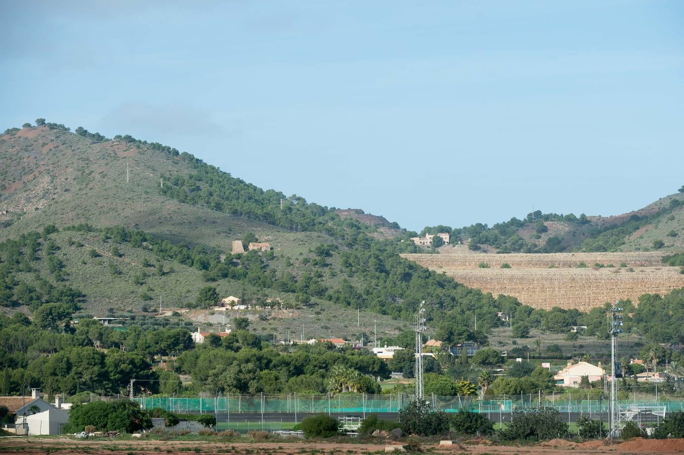 Medio Ambiente dice que el gasto de 3,5 millones en la restauración de una balsa minera no busca permitir un hotel, sino dar seguridad al entorno