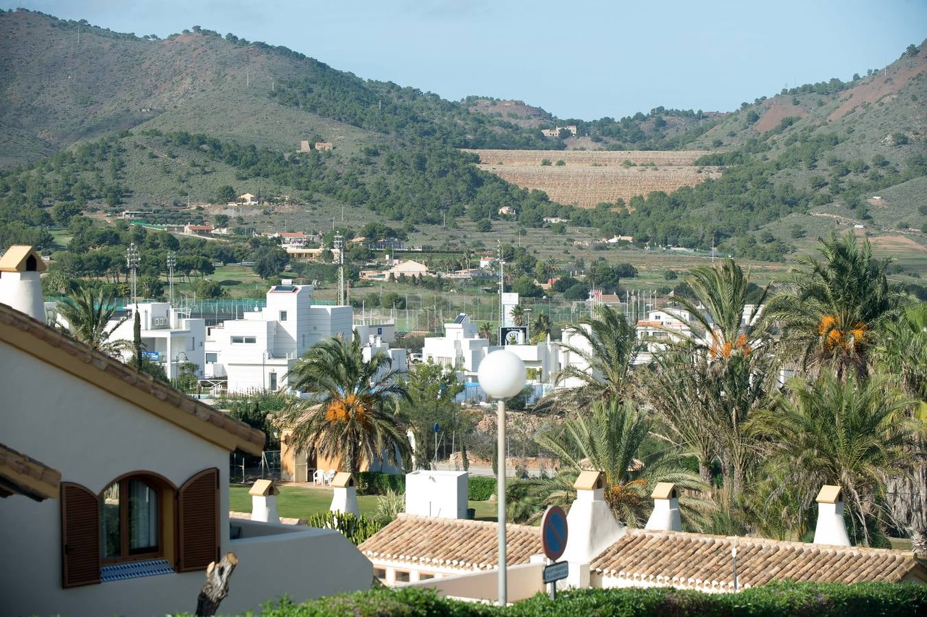 Medio Ambiente dice que el gasto de 3,5 millones en la restauración de una balsa minera no busca permitir un hotel, sino dar seguridad al entorno