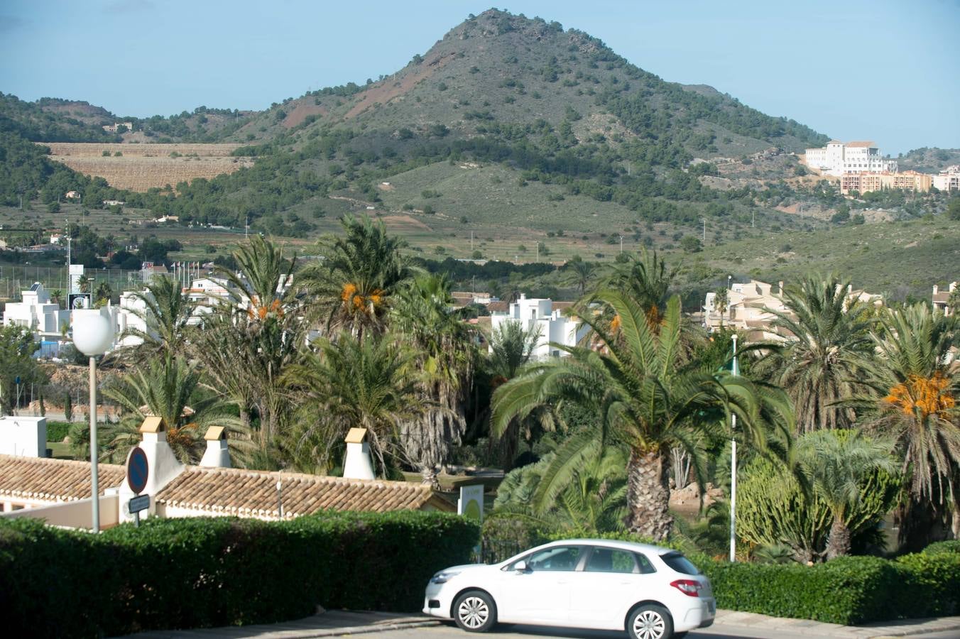 Medio Ambiente dice que el gasto de 3,5 millones en la restauración de una balsa minera no busca permitir un hotel, sino dar seguridad al entorno