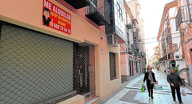 Cartel en un local comercial de la calle Pío XII en el que se indica el estado en que se encuentra para ser alquilado. 