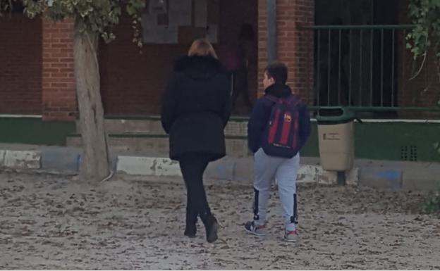 Dolores y su hijo Álvaro en el exterior del colegio La Purísima. 