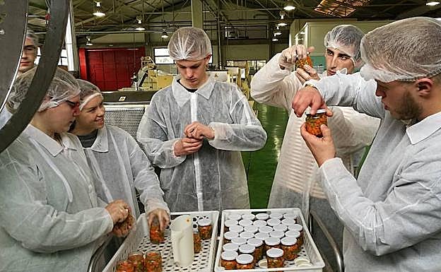 Varios jóvenes realizan diversas tareas en un laboratorio.