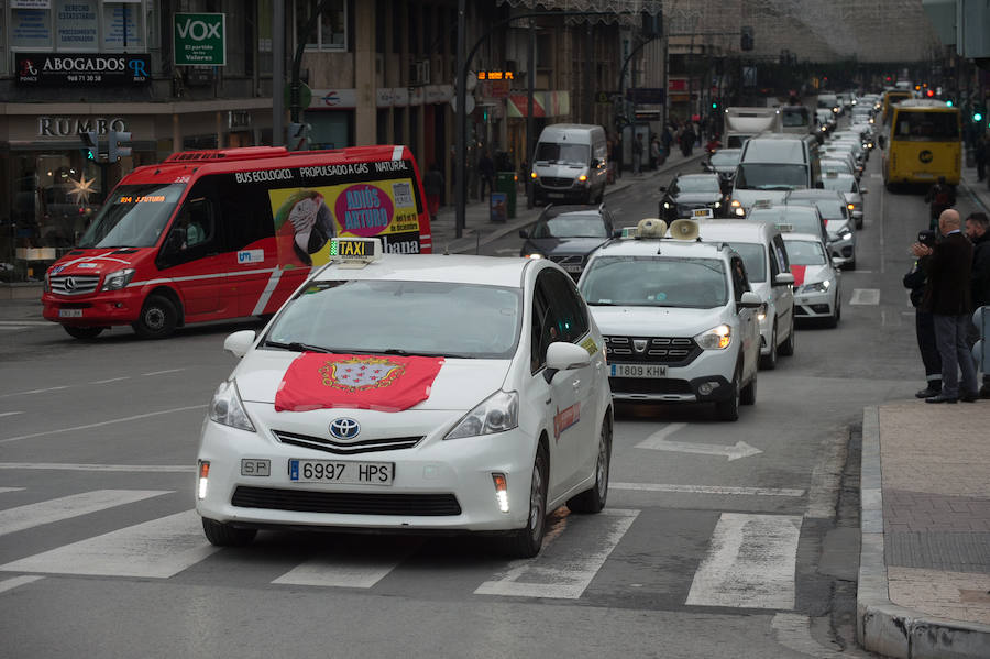 Medio centenar de conductores se manifestaron por las principales vías de la capital de la Región este jueves