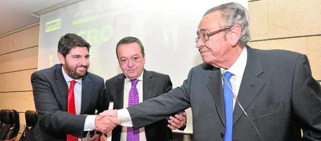Fernando López Miras felicita a Clemente García en presencia de José María Albarracín, ayer en la sede de Croem. 