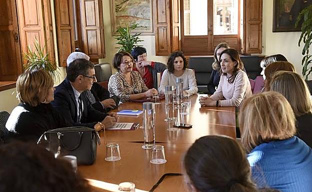 El rector de la UMU, José Luján, durante su reunión con representantes de la Plataforma Colombine-Mujeres Periodistas Feministas de la Región de Murcia.