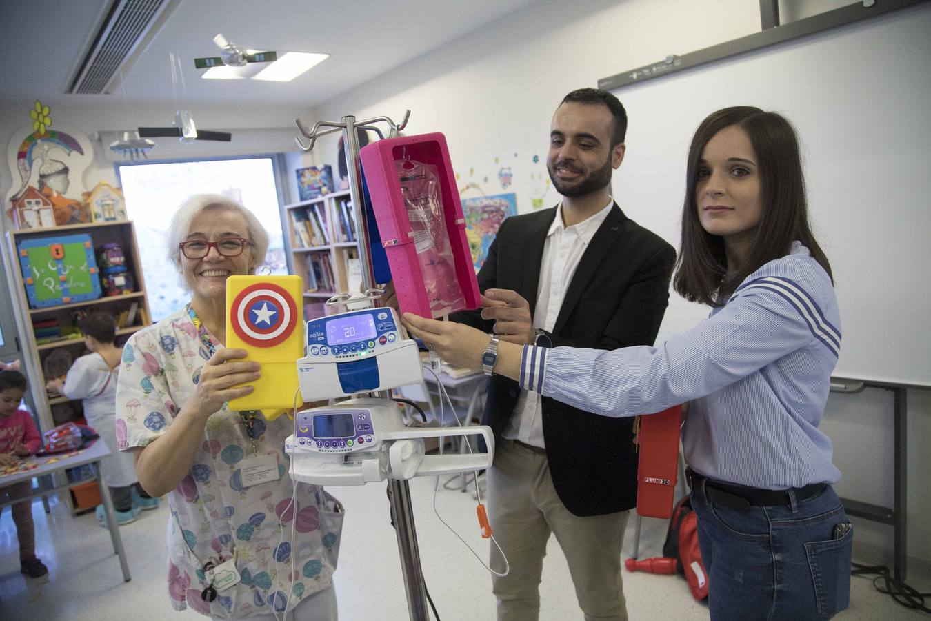 Un empresario dona a Pediatría carcasas para envolver las soluciones fisiológicas. Las estructuras llevan logotipos de Superman y Batman, entre otros, para hacer la estancia de los niños en el Santa Lucía más fácil y divertida.