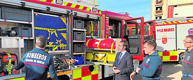 El consejero Pedro Rivera, haciendo entrega de los camiones de bomberos en Molina de Segura. 